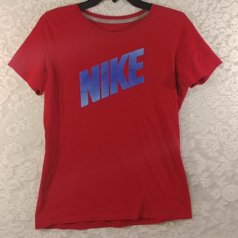 NIKE SLIM FIT TEE SIZE LARGE.